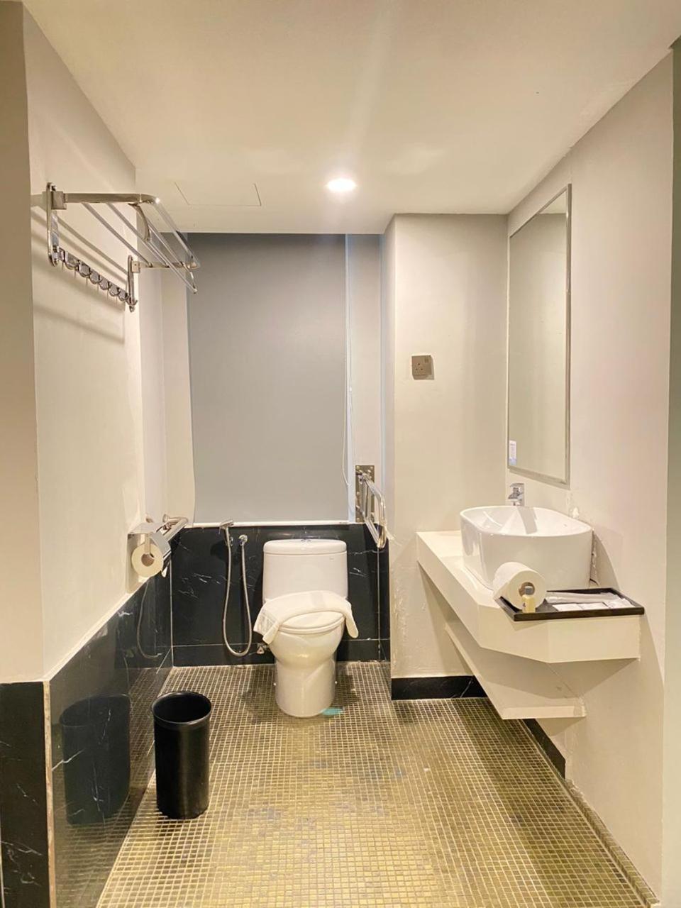 Days Hotel & Suites By Wyndham Kl - Chan Sow Lin Mrt Or Lrt Kuala Lumpur Kültér fotó